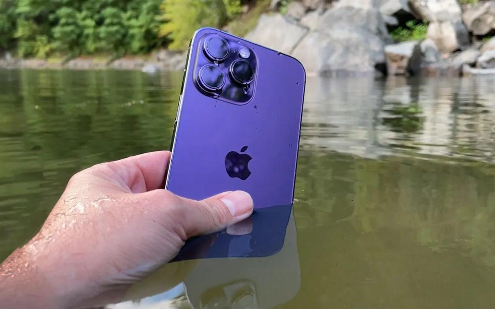 is the iphone 14 waterproof apple